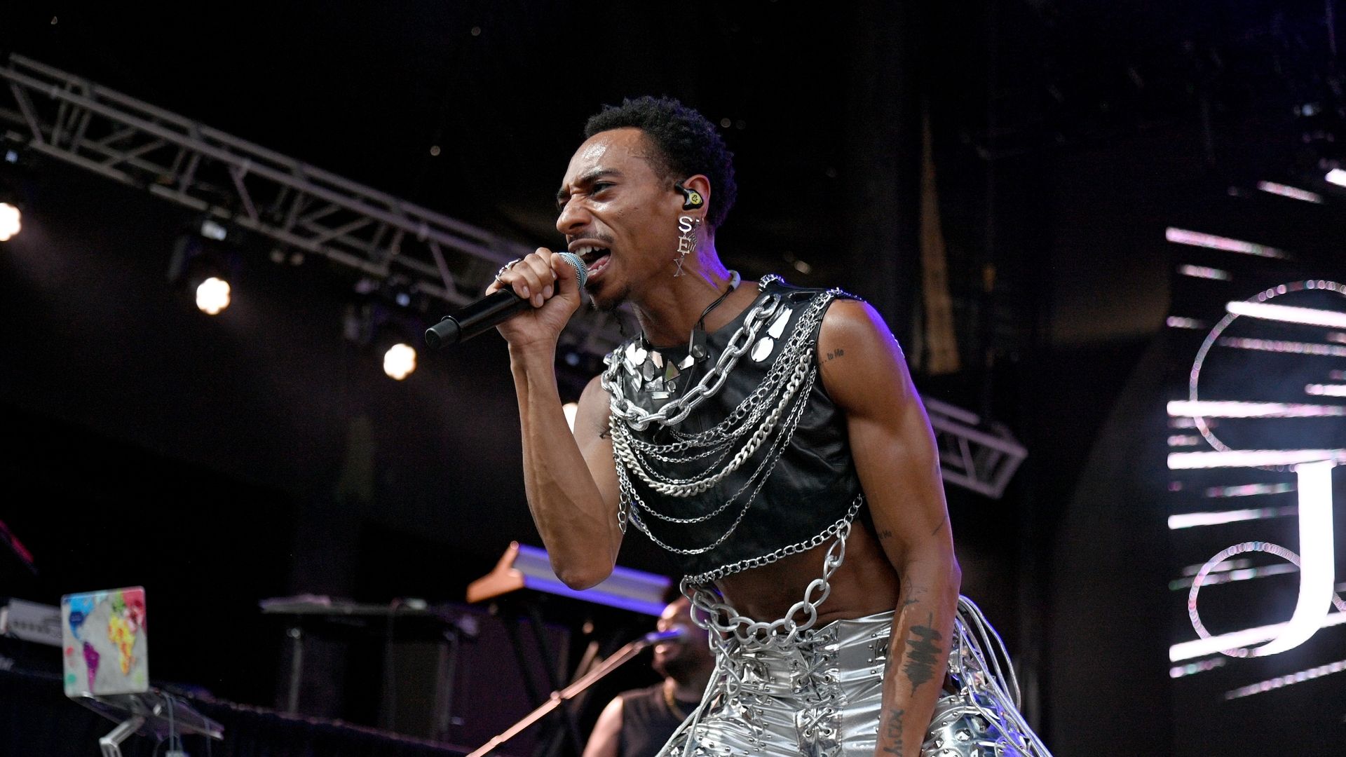 R&B singer Durand Bernarr performs on stage.