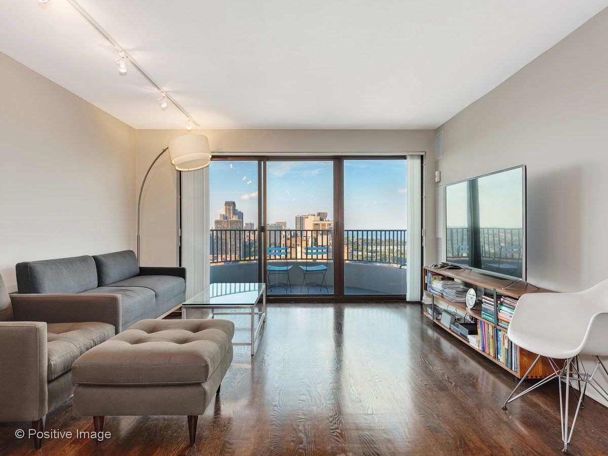5236 W Newport Ave, living room