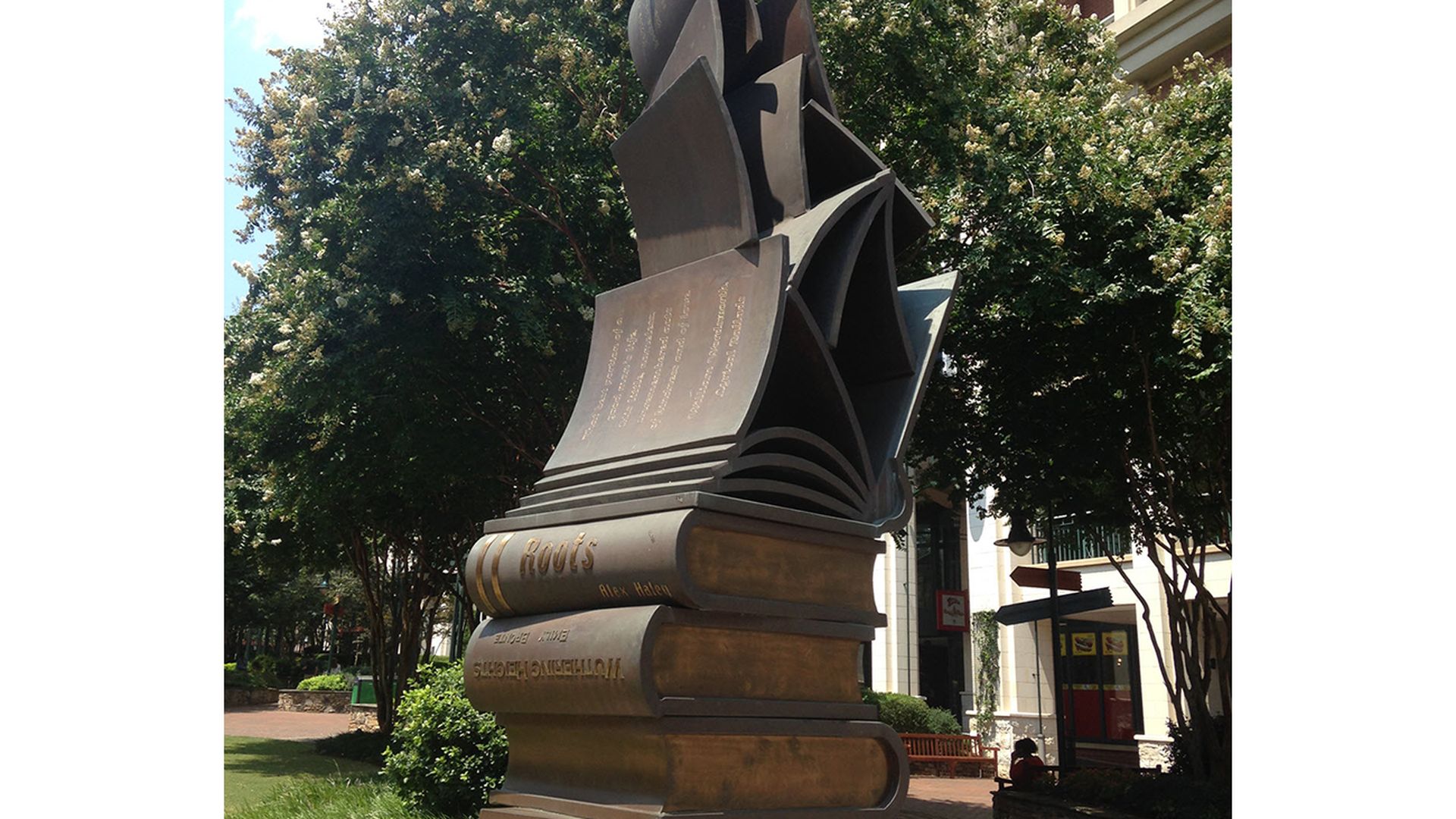 Charlotte-Book-Statue