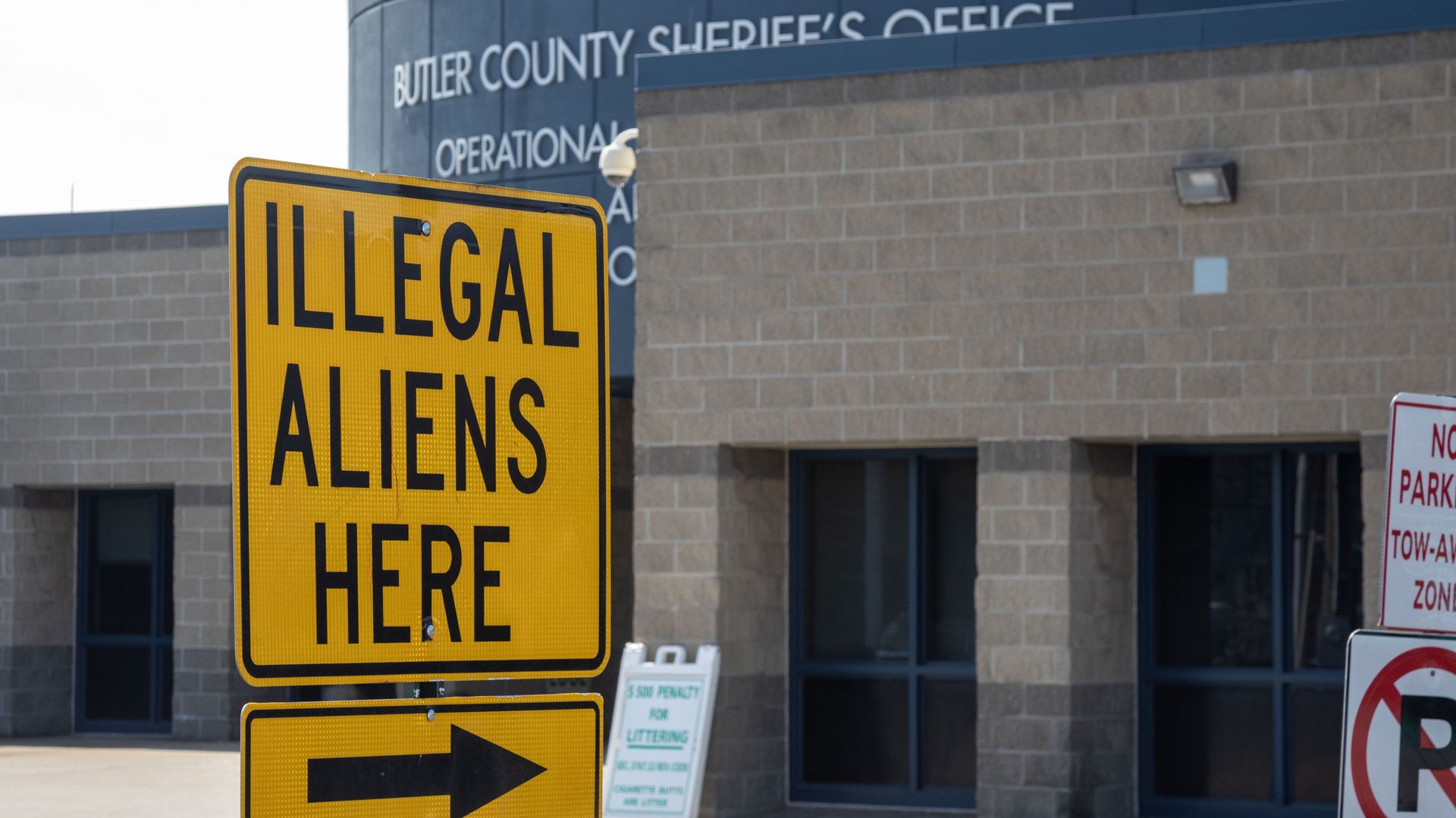 The "Illegal Aliens Here" sign sits in front of the Butler County Jail