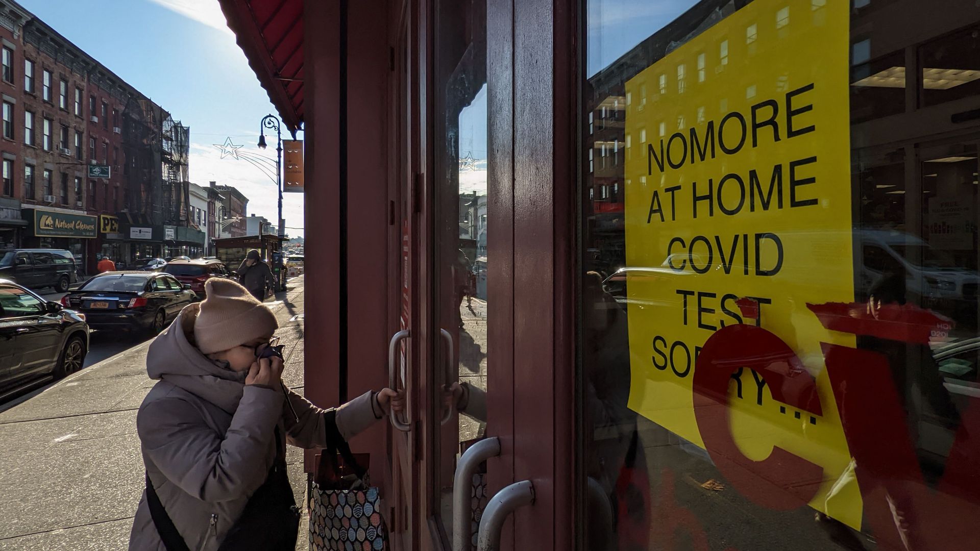 Picture of a sign in a pharmacy that says "no more covid test"