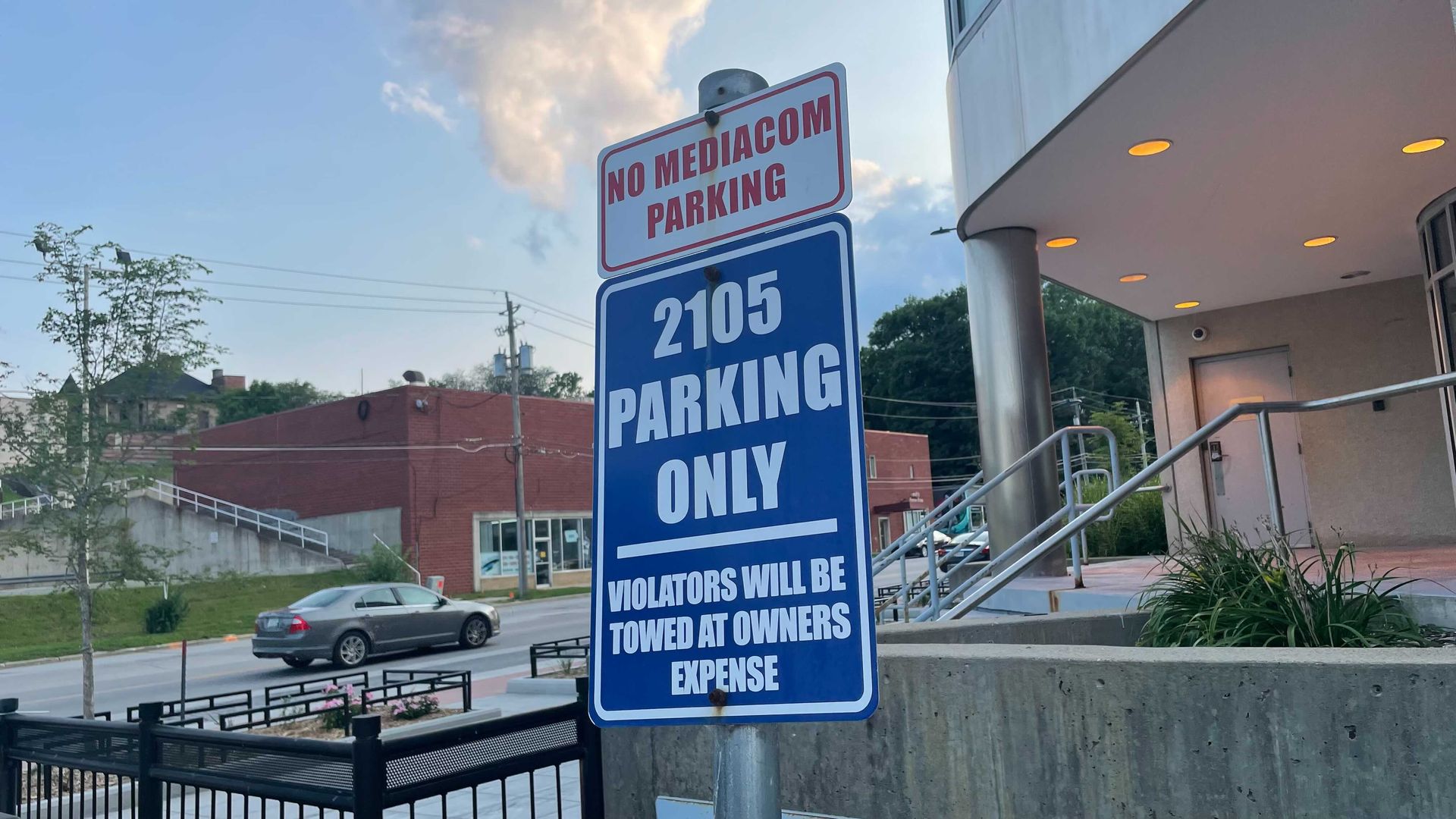 A photo of a towing warning sign outside of a Des Moines business.