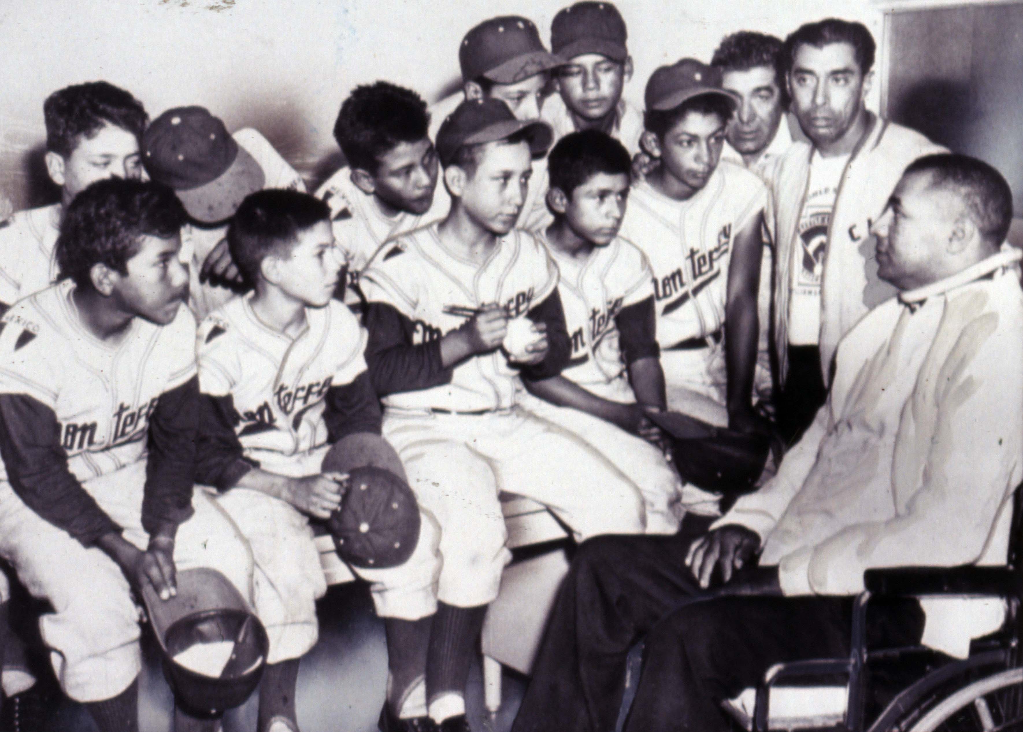  Brooklyn Dodger catcher Roy Campanella meets with a group of Puerto Rican little leaguers in 1958 in Brooklyn, N.Y.