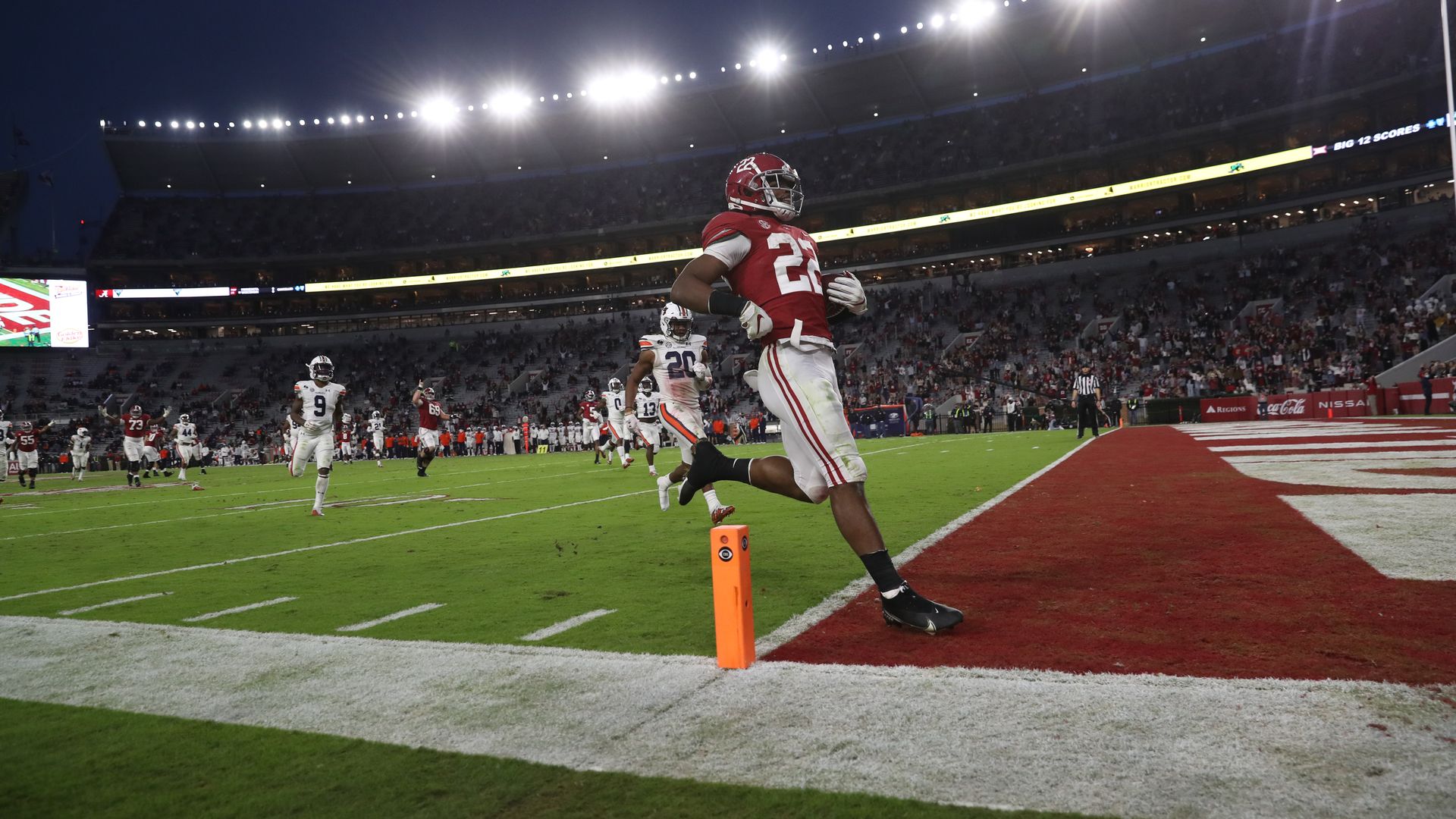 najee harris running in a td for alabama