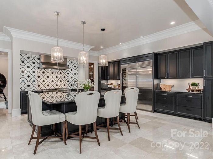 686 Llewellyn Pl kitchen