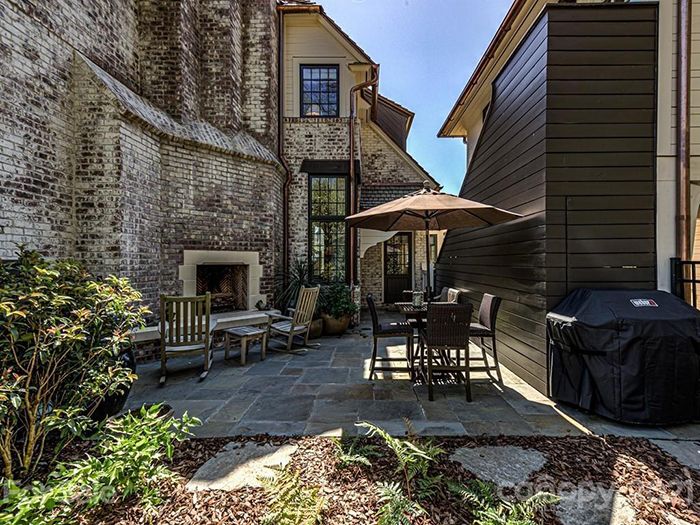 1150 Queens Rd Unit 6 courtyard