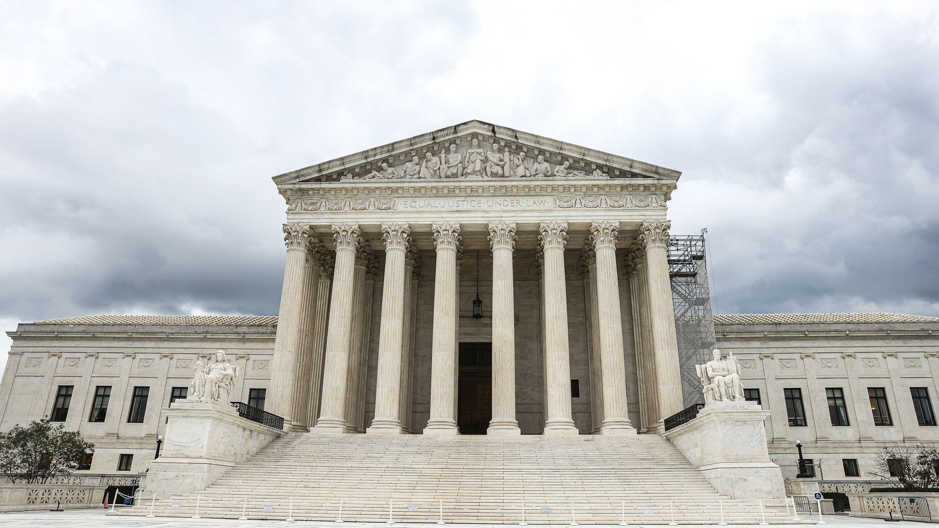 A pic of the front of the Supreme court