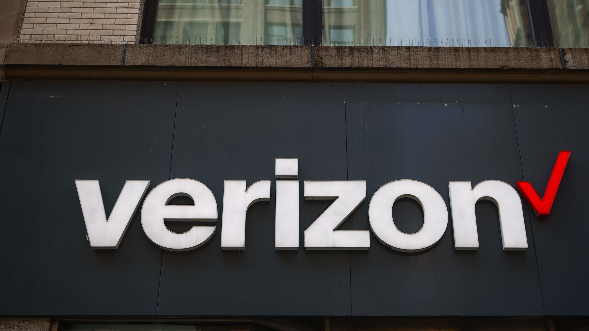 Verizon Agrees To Acquire Frontier Communications For $20 Billion To ...