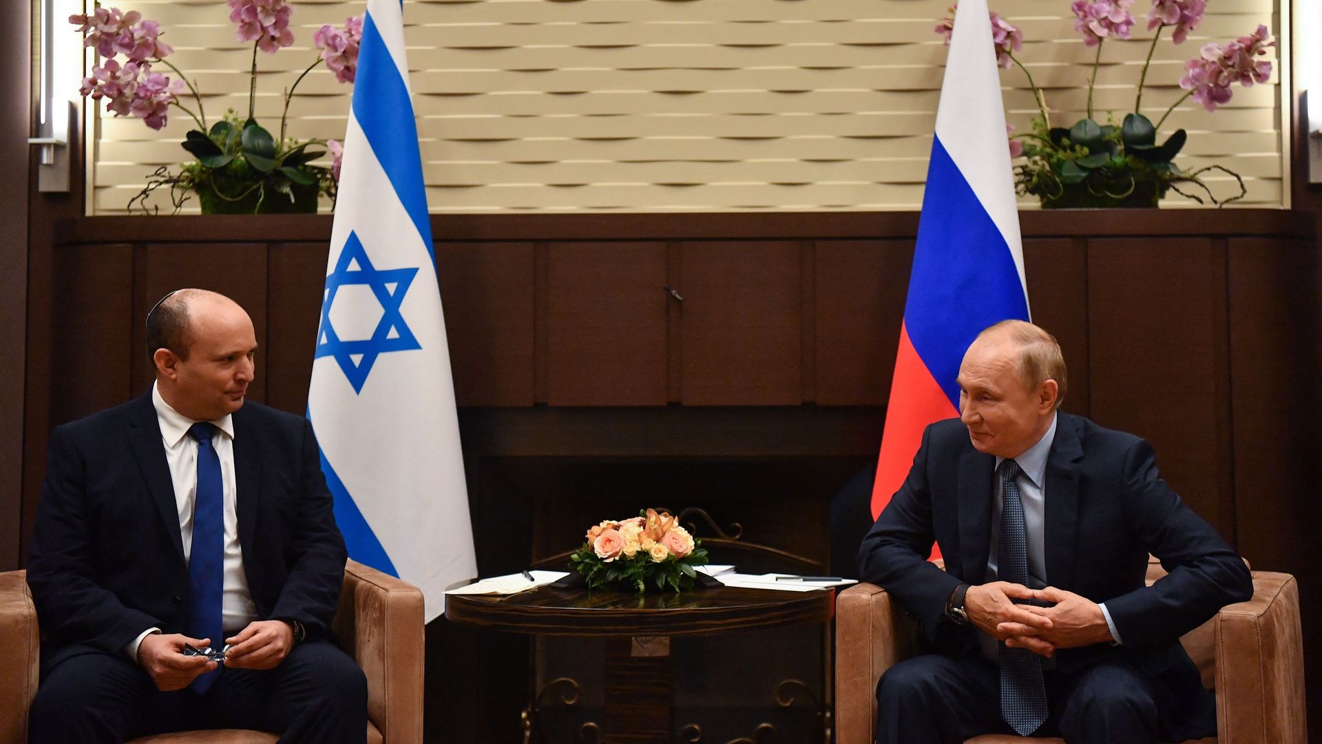 Russian President Vladimir Putin (R) speaks with Israeli Prime Minister Naftali Bennett during their meeting, in Sochi, on October 22 2021. 