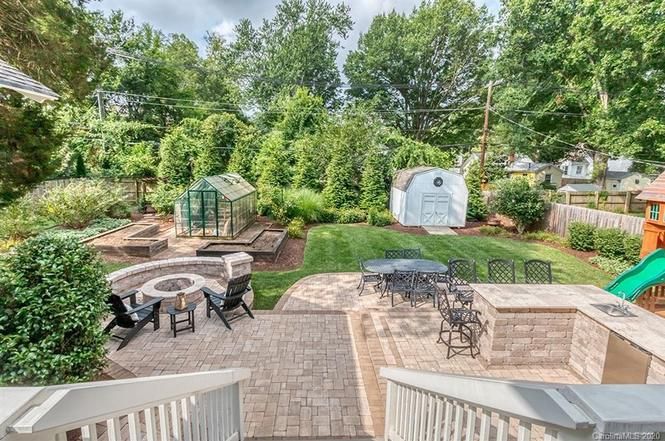 2440 Laburnum Ave yard