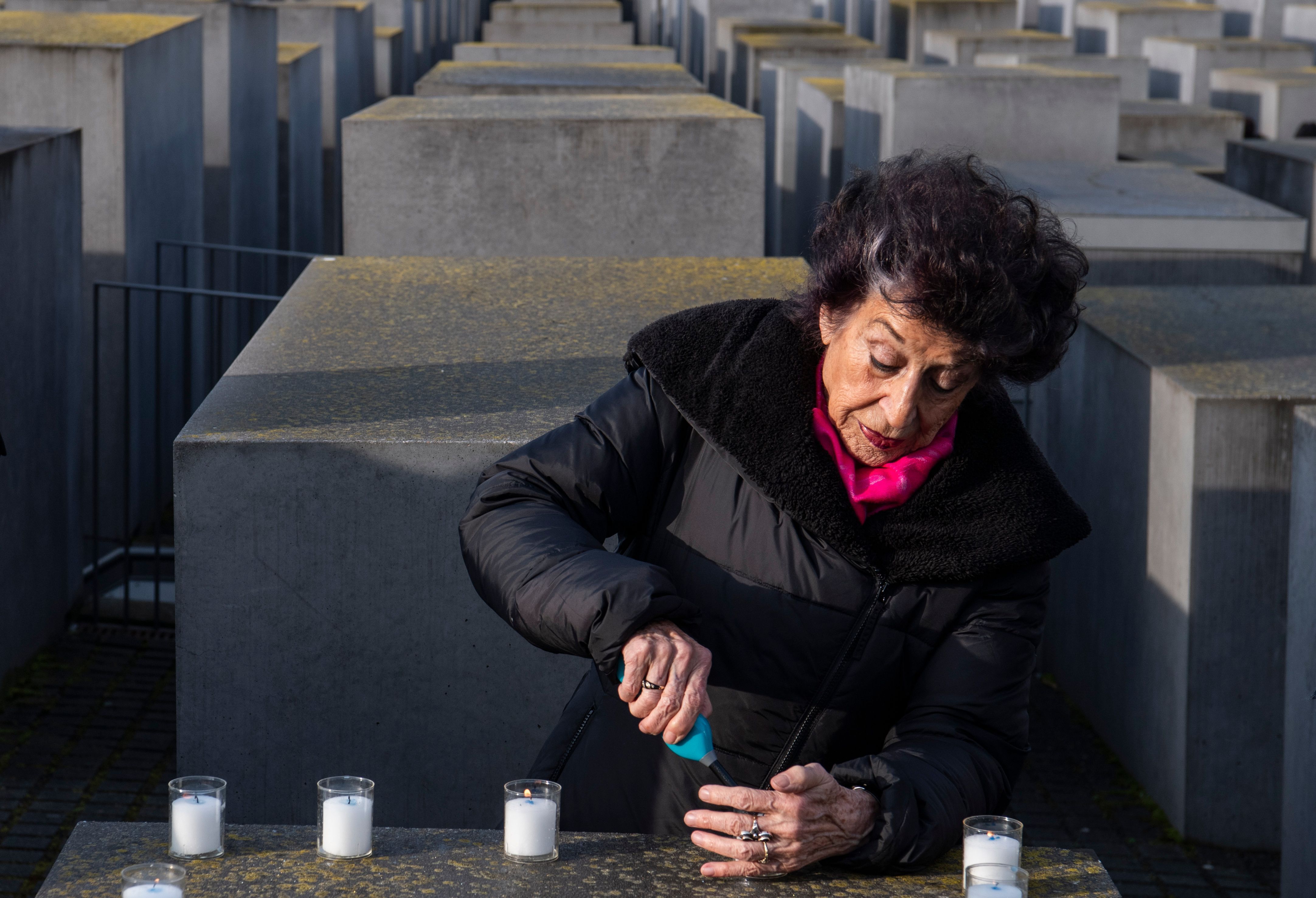 Lea Rosh, chairwoman of the Association Monument for the Murdered Jews of Europe lighting candles