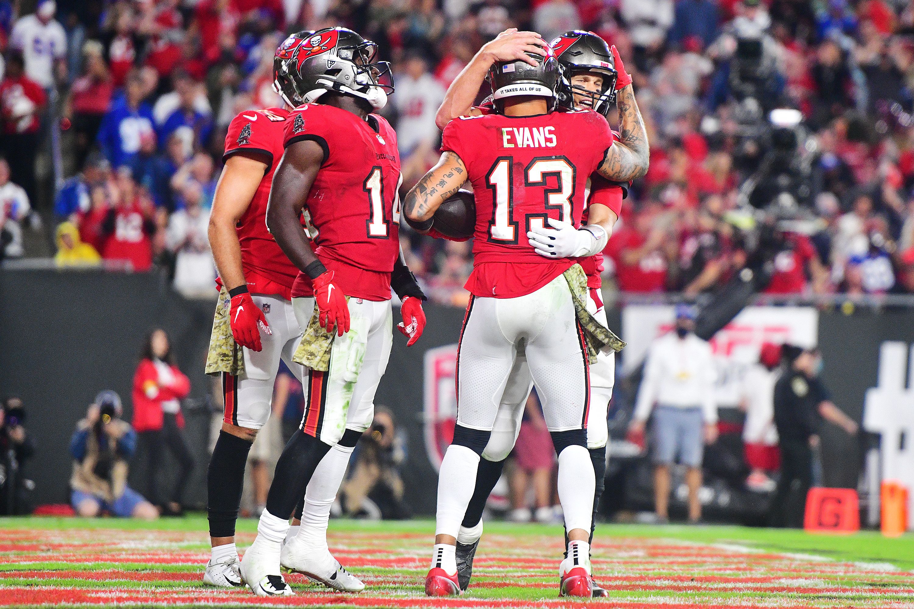 mike evans and tom brady hug after score