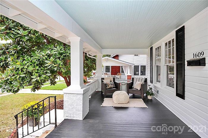 1609 Belvedere Ave porch