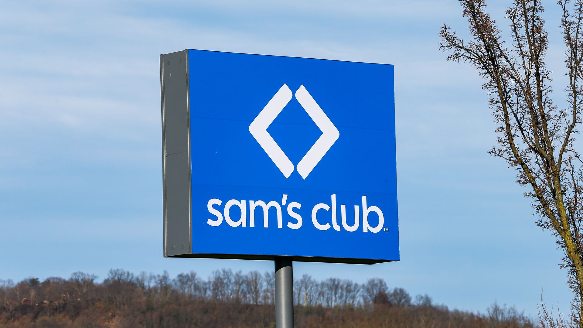 A blue sign that says "sam's club" in white text