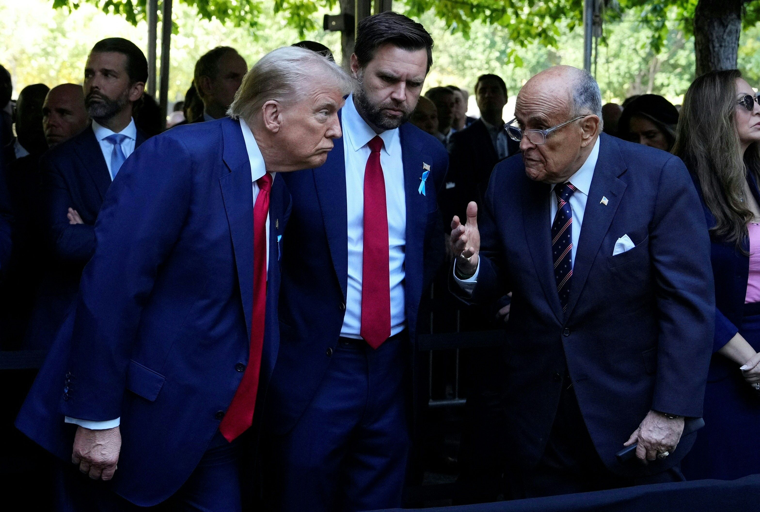  Donald Trump (L) speaks with former New York City Mayor Rudy Giuliani as US Senator from Ohio and Republican vice presidential candidate J.D. Vance 
