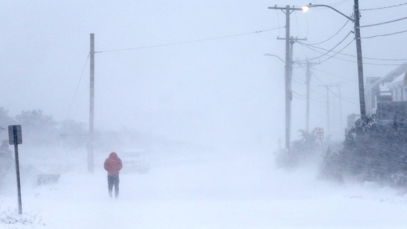 Historic blizzard hits New England, threatening all-time snow records thumbnail
