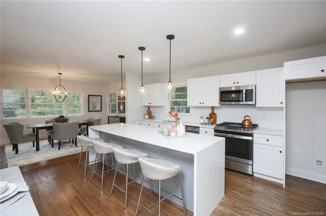 916 Bridlepath Ln kitchen