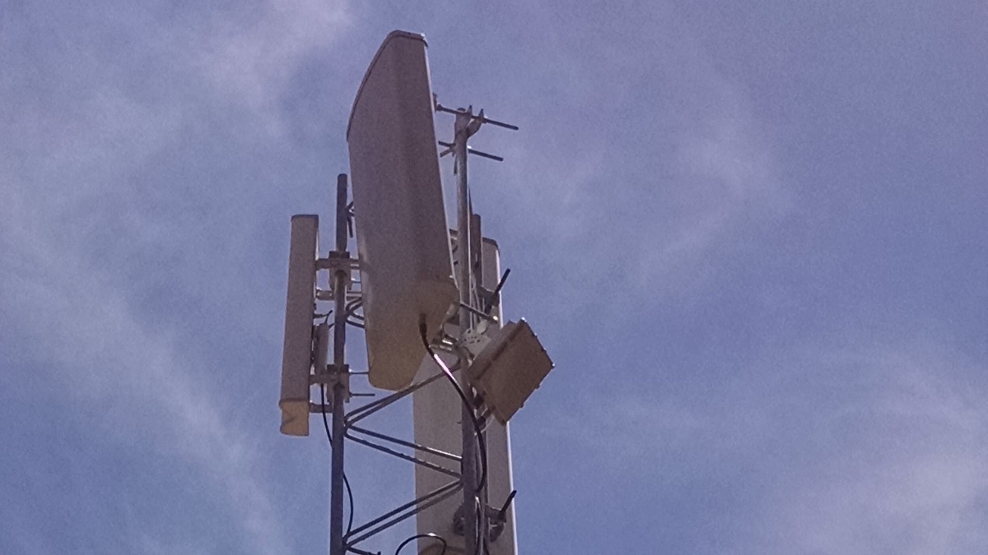 An antenna setup for delivering Internet service to rural areas using TV white spaces.