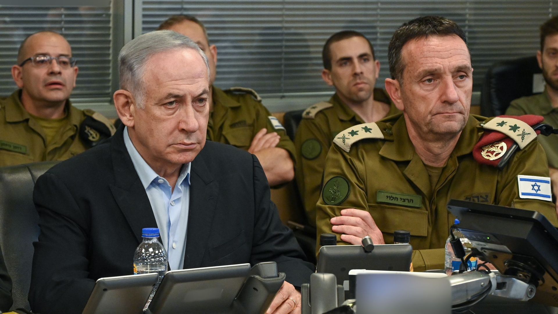 Netanyahu scowling with general