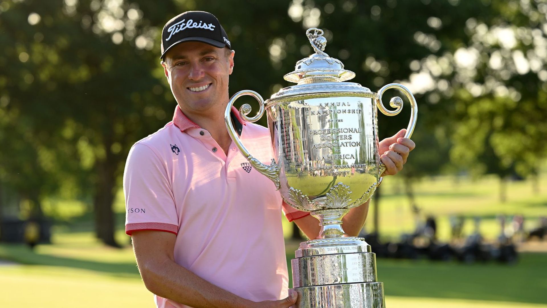 Justin Thomas holds the Wanamaker Trophy.