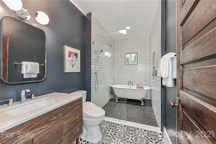 620 Oakland Ave. bath