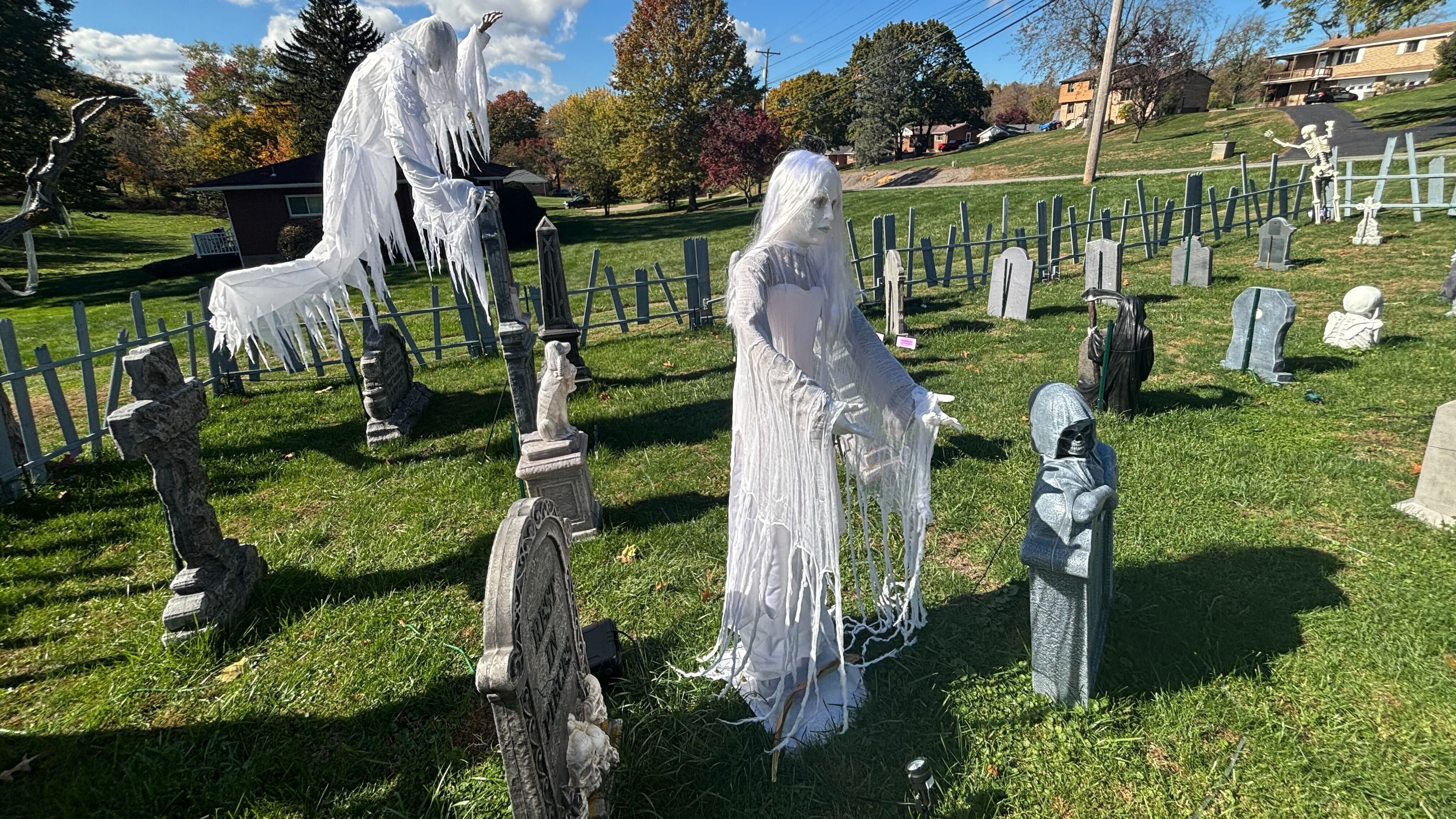 Plum man builds massive Halloween yard display - Axios Pittsburgh, image size:4032x2268