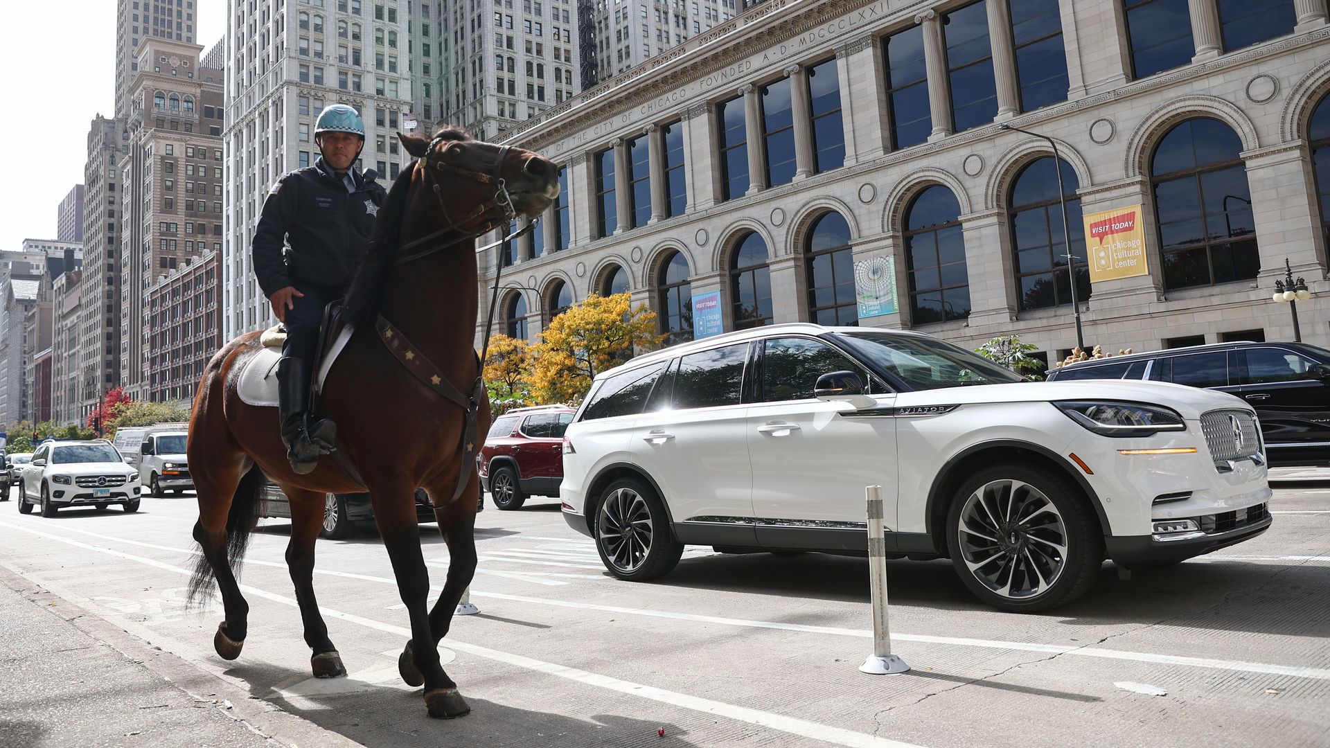 Photo of a policeman on a horse 