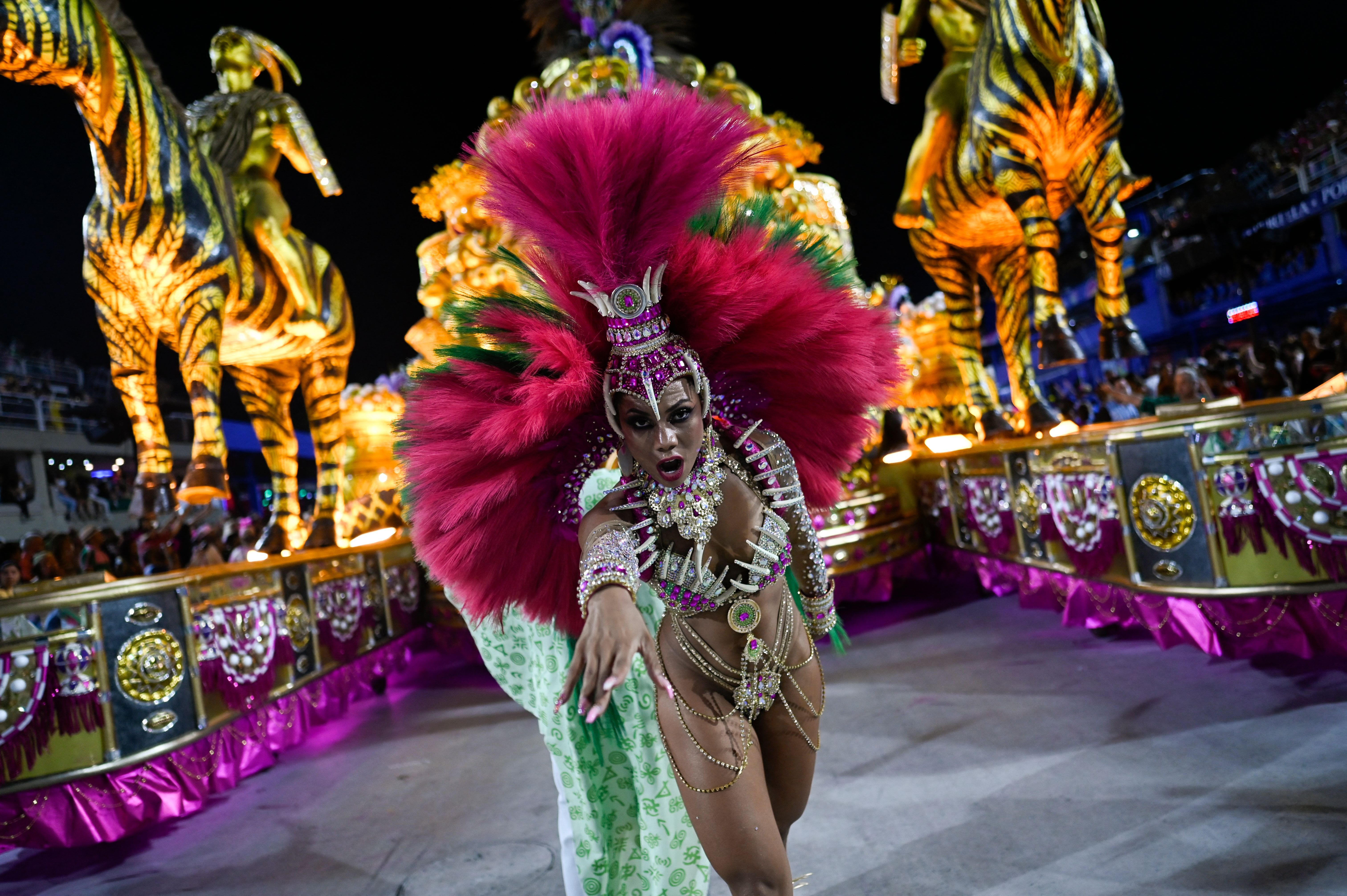 Rio De Janeiro, Brazil. 19th Feb, 2023. Problem in the coupling of the GRES  Unidos de Bangu float during the Serio Ouro Samba School Parade at the Rio  Carnival, held at the