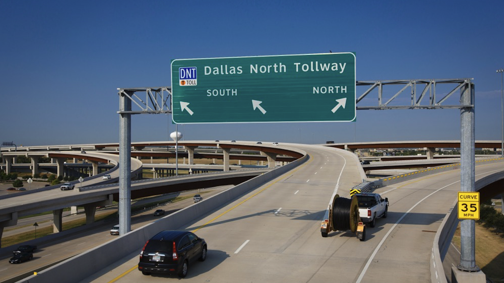 A photo of the Dallas North Tollway exit