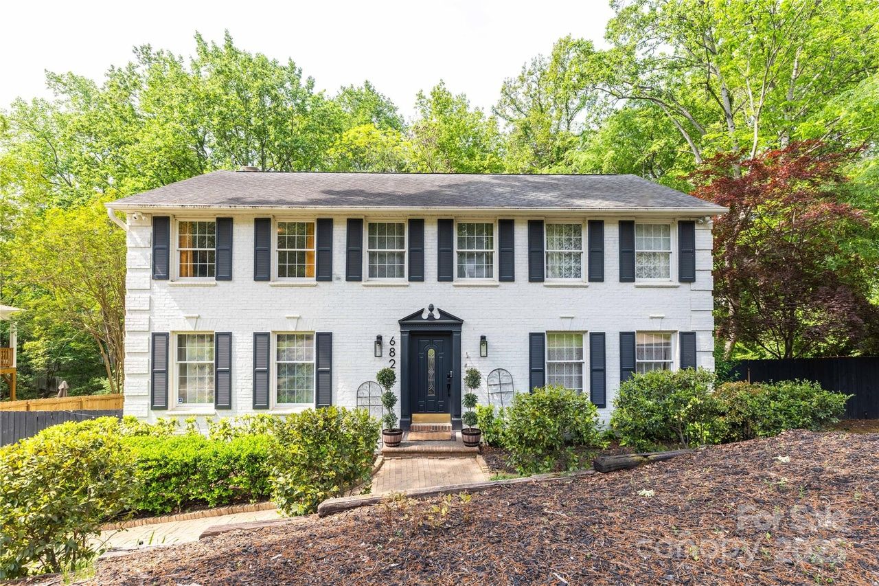 6826 Rollingridge Dr