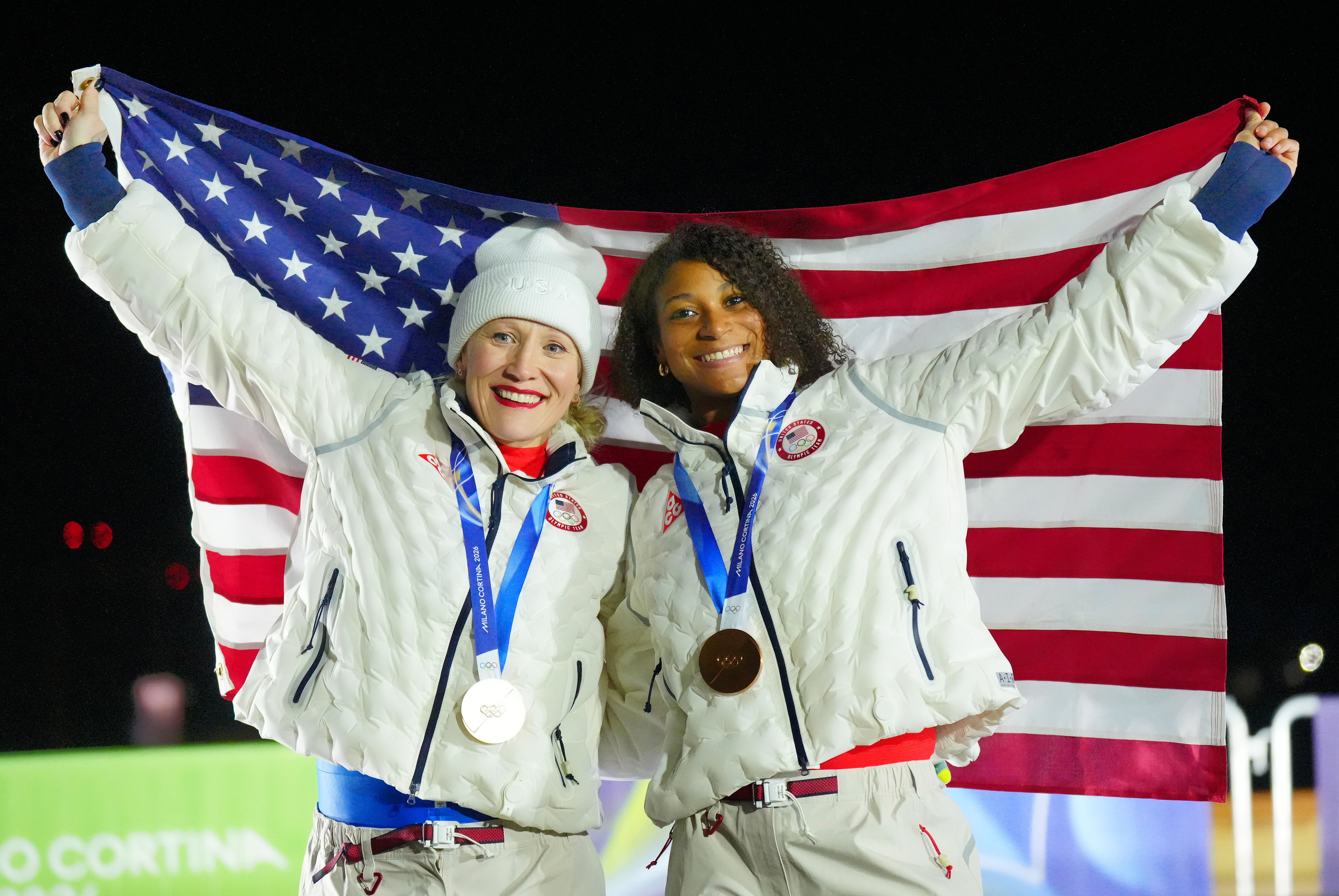 Kaillie Armbruster Humphries (l, pilot) and push athlete Jasmine Jones (USA) celebrate their bronze medals at the award ceremony. Photo: Michael Kappeler/dpa (Photo by Michael Kappeler/picture alliance via Getty Images)