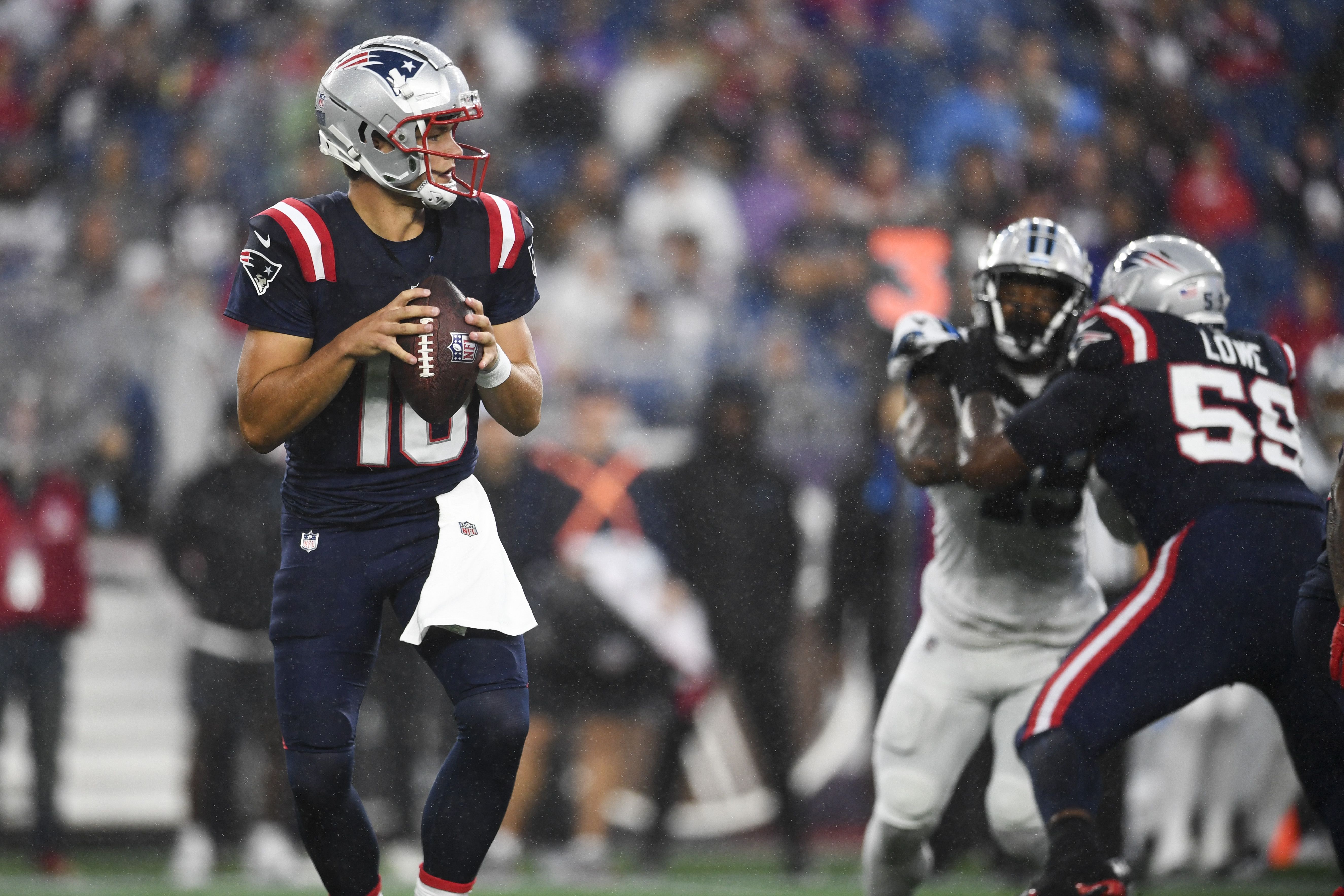 Drake Maye #10 of the New England Patriots looks to make a pass during the first quarter of a preseason game against the Carolina Panthers at Gillette Stadium on August 08, 2024 in Foxborough, Massachusetts. (Photo by Jaiden Tripi/Getty Images)
