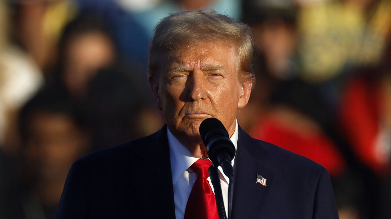 Trump nimmt an einer Bürgerversammlung von Fox News teil, bei der nur ...