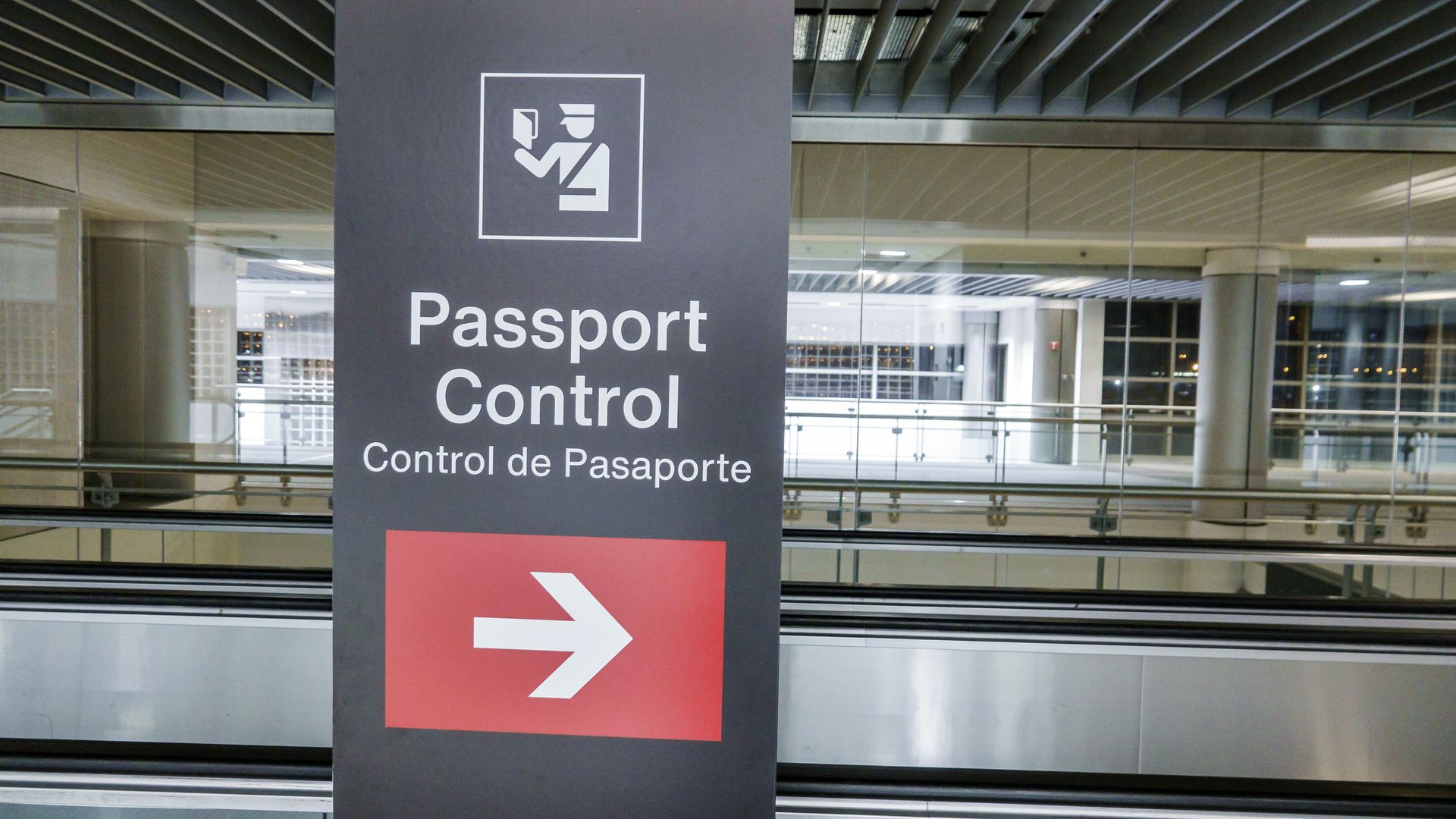 An image of a passport control sign at the airport with a translation to Spanish. 