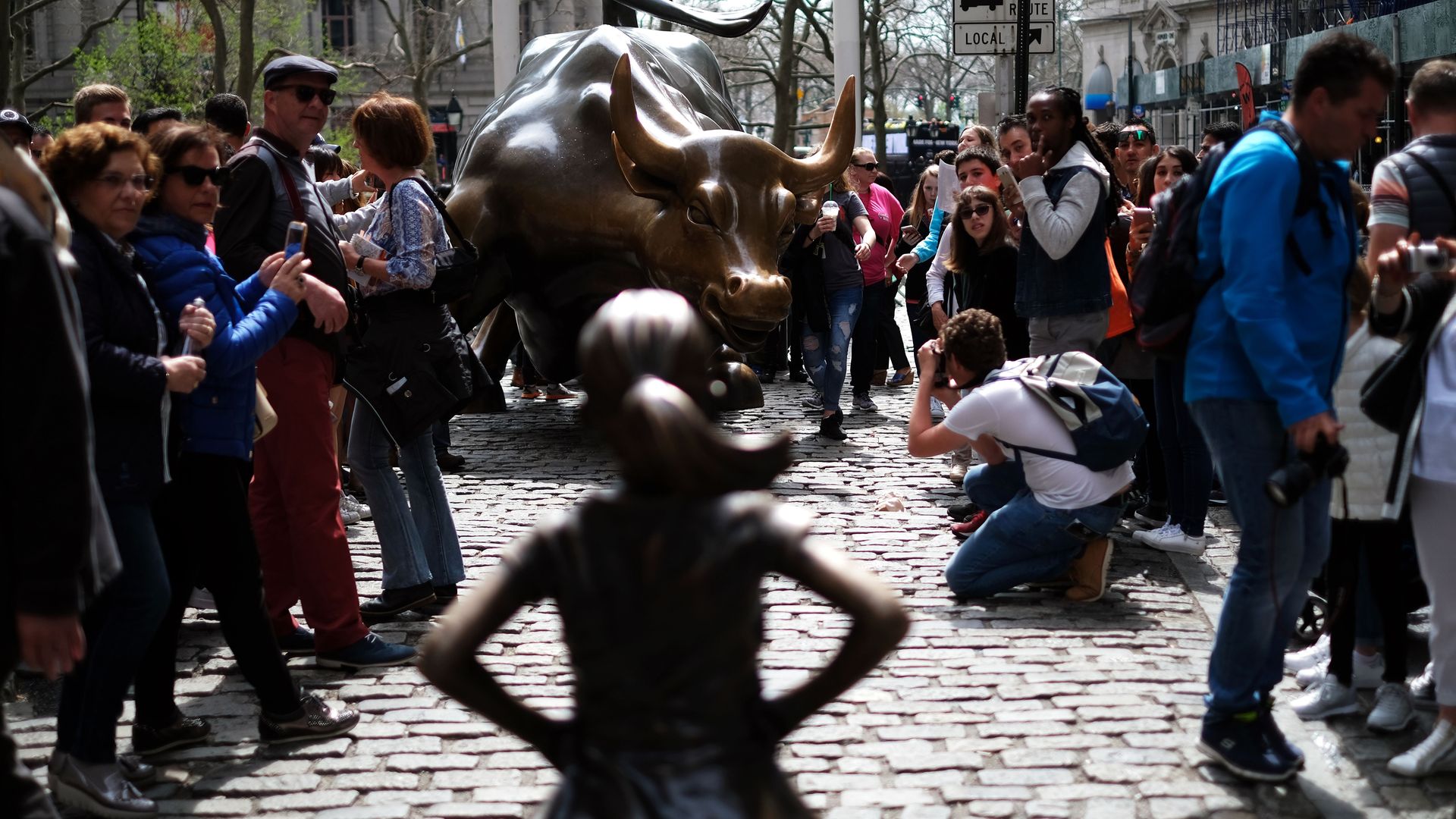 Defiant girl statue on Wall Street