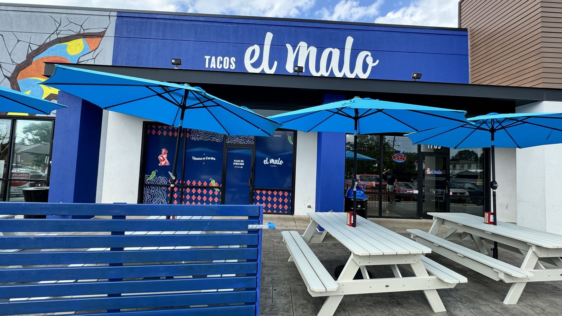 El Malo is next to Dave's Hot Chicken in Plaza Midwood. Photo: Laura Barrero/Axios