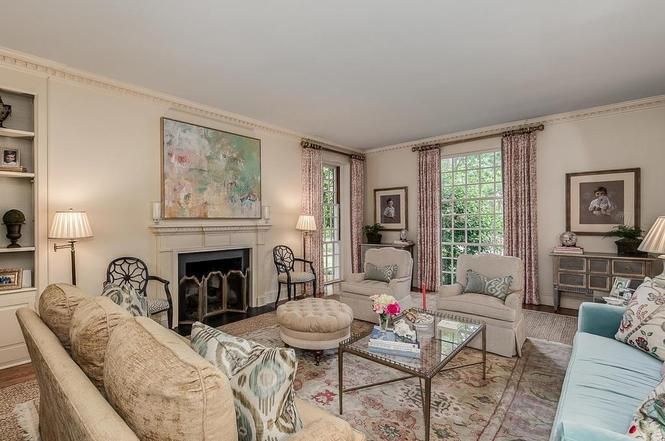 2064 Queens Rd E living room