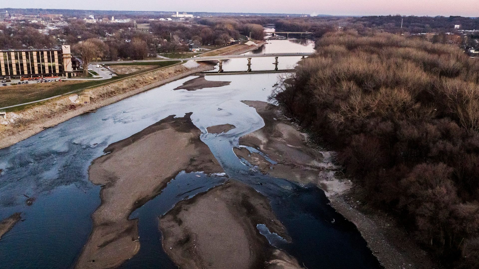 A photo of the Des Moines River.