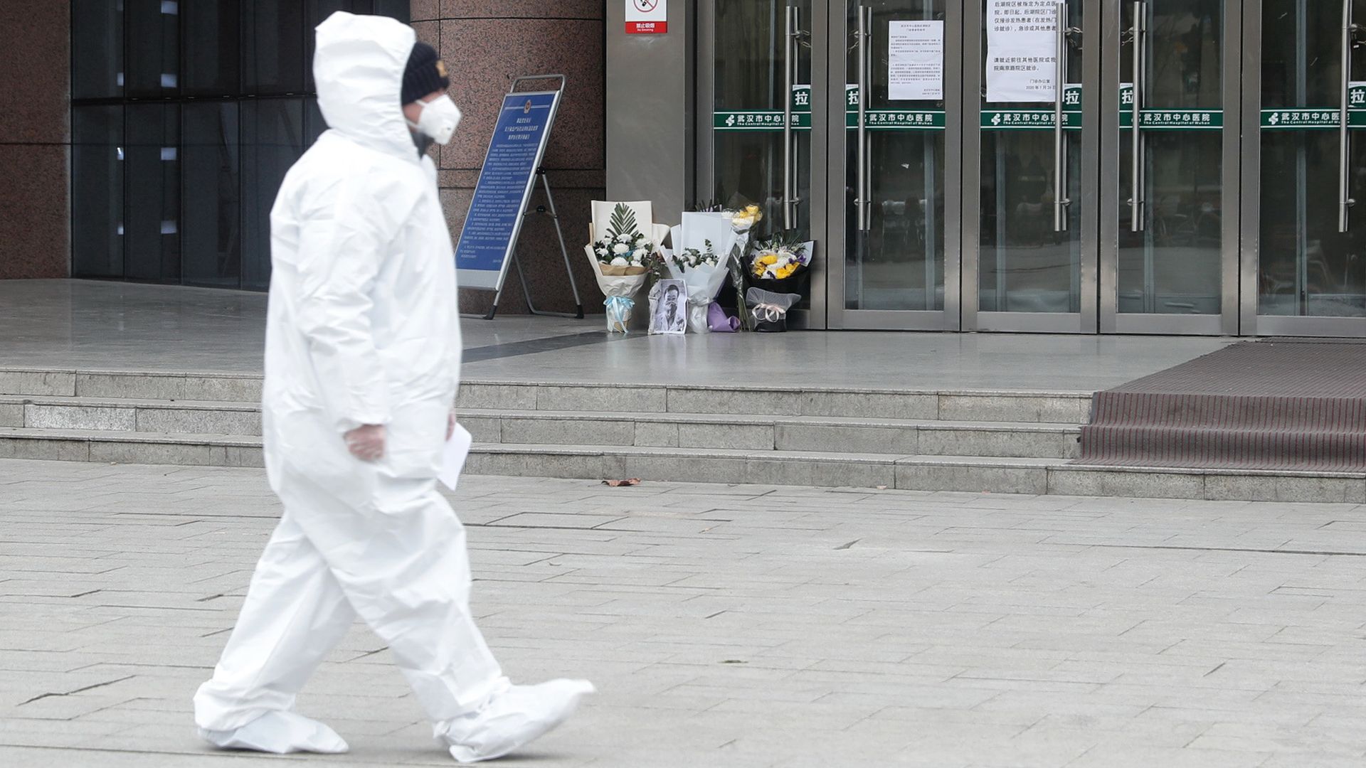 Residents of Houhu Hospital District, Wuhan Central Hospital, flowers for the dead Doctor Li Wenliang