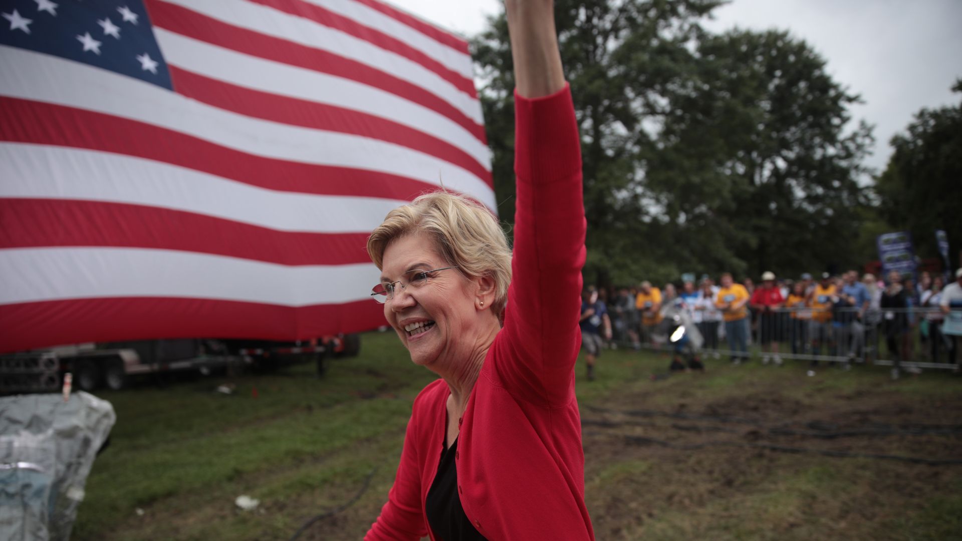 Democratic presidential candidate, Sen. Elizabeth Warren (D-MA) greets guests at the Polk County Democrats' Steak Fry on September 21, 2019 in Des Moines, Iowa. 