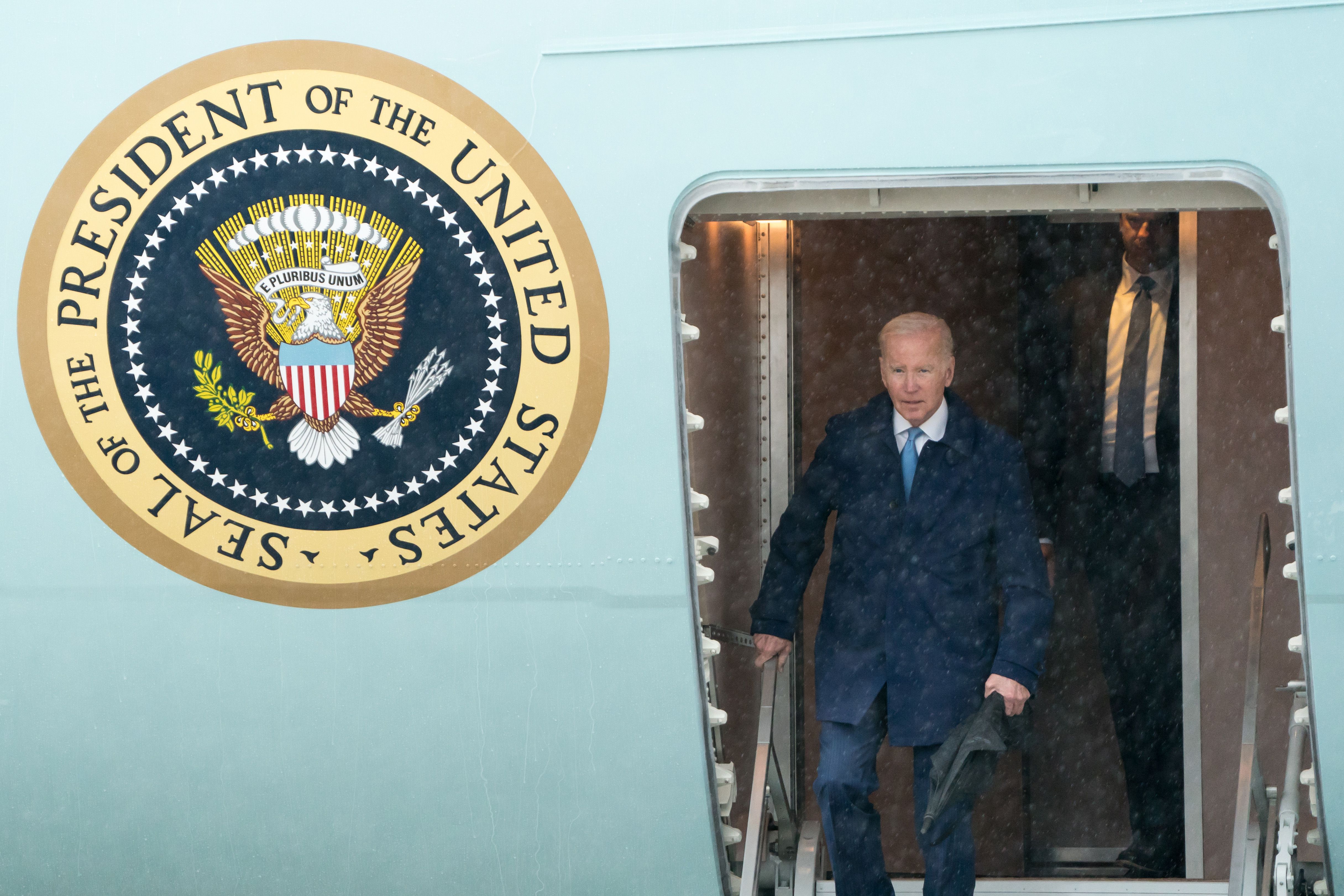 Biden getting off Air Force One