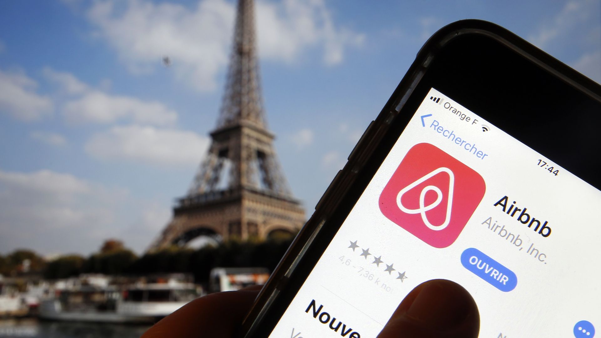 Airbnb app in front of the Eiffel tower