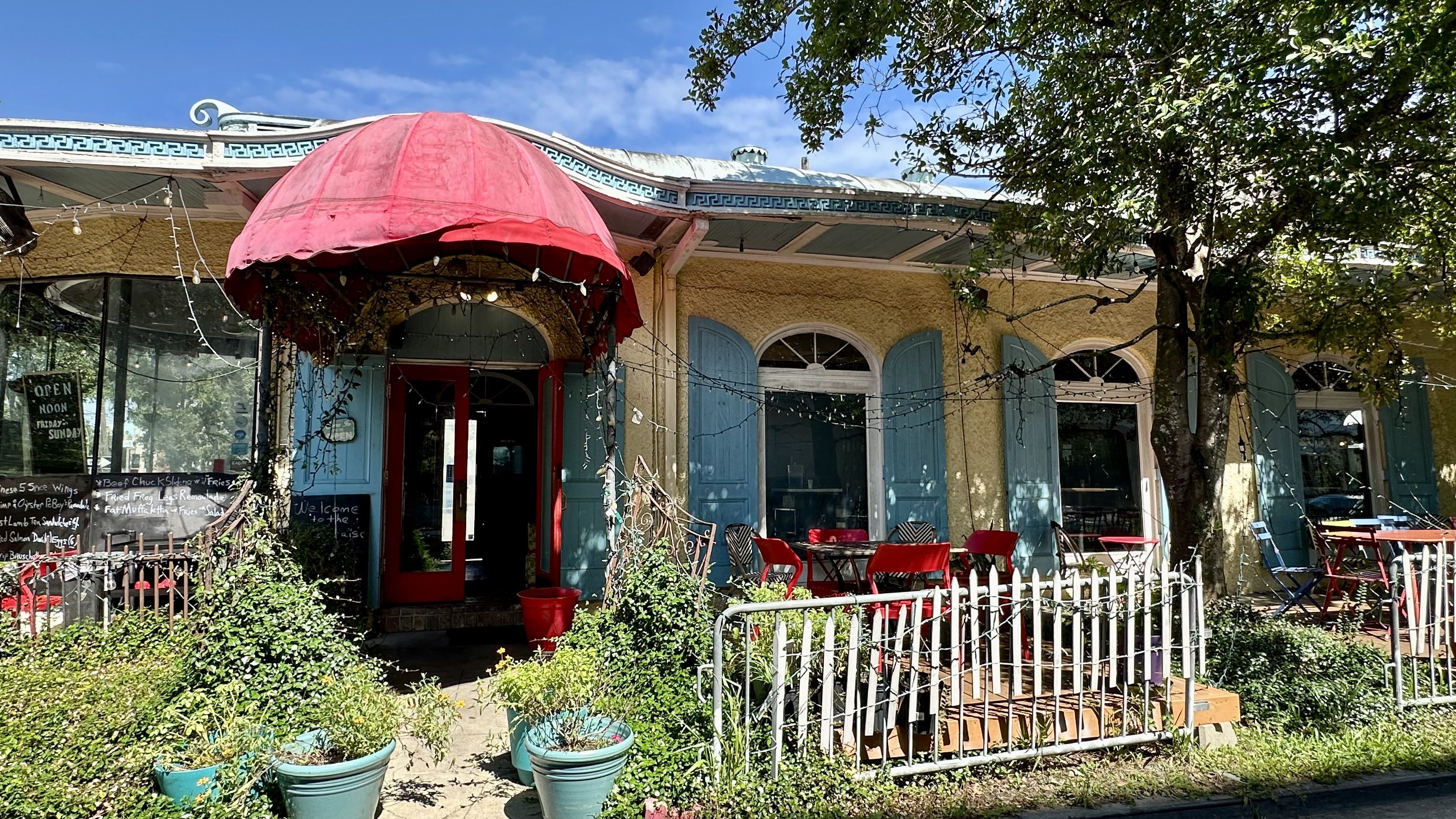 Photo shows the outside of Delachaise Wine Bar.