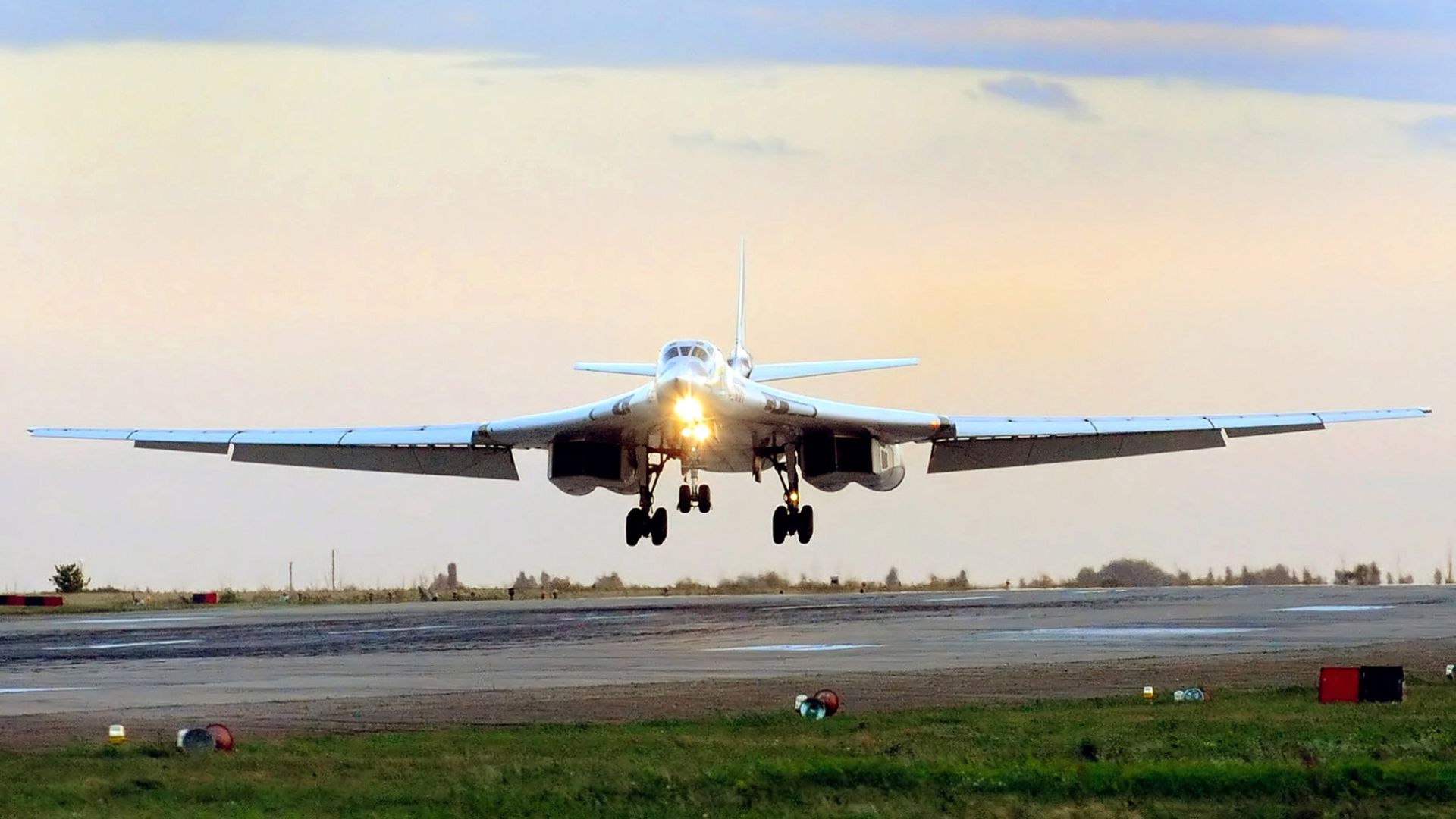 A Tu-160 bomber lands at Engels-2 airbase on August 7, 2008 in Engels, Russia