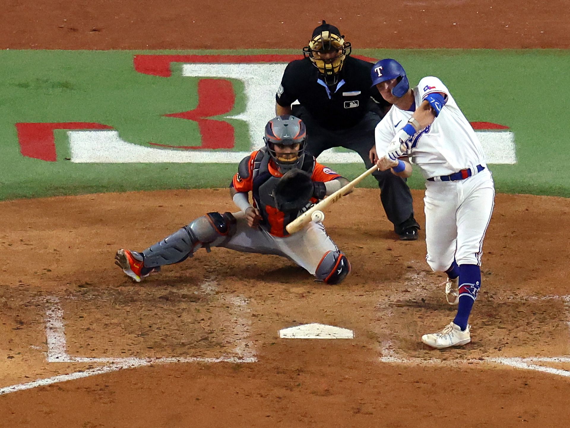 Texas Rangers' new stadium is complete, but Twitter users aren't