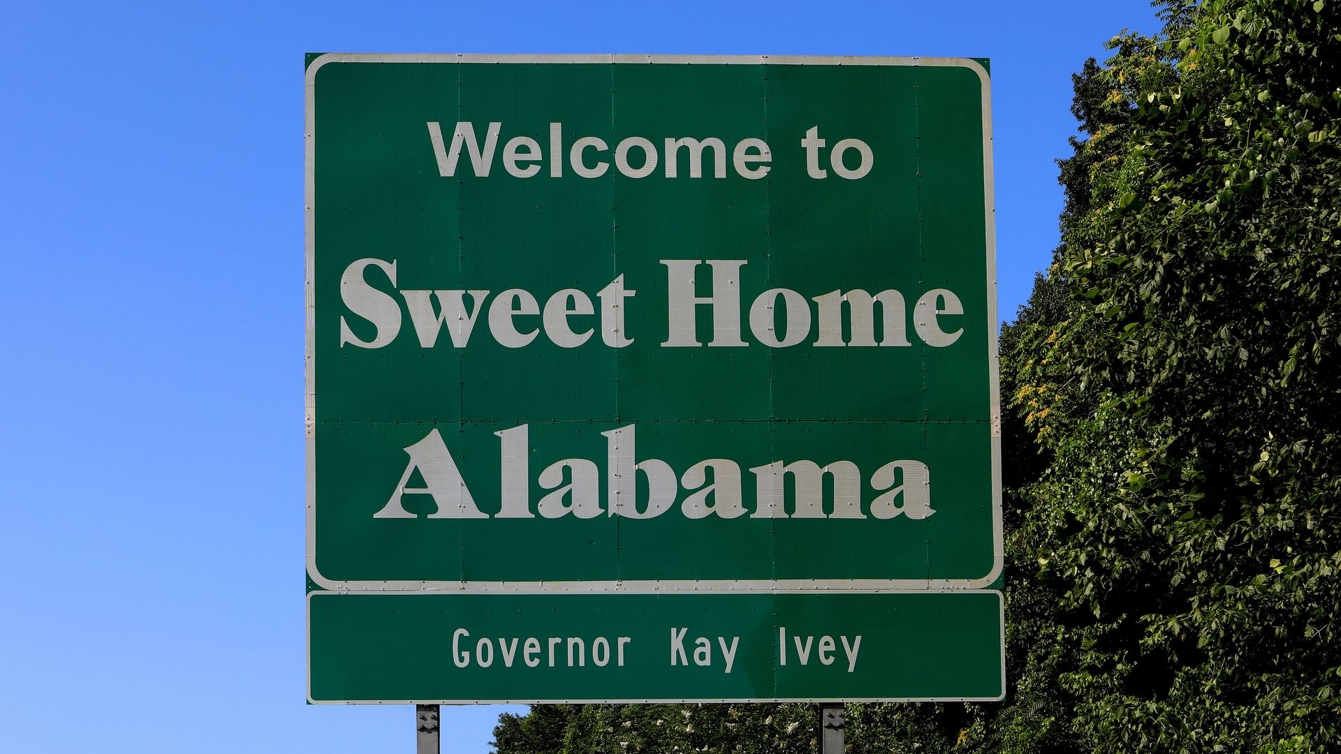 A welcome to alabama sign