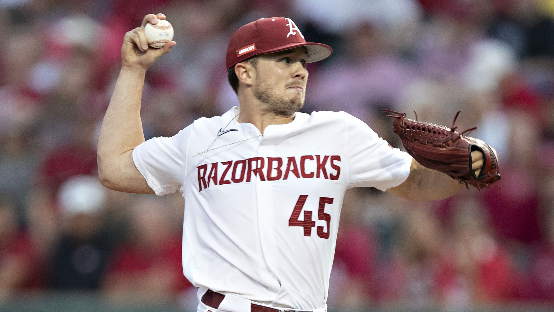 A photo of Kevin Kopps pitching a baseball.