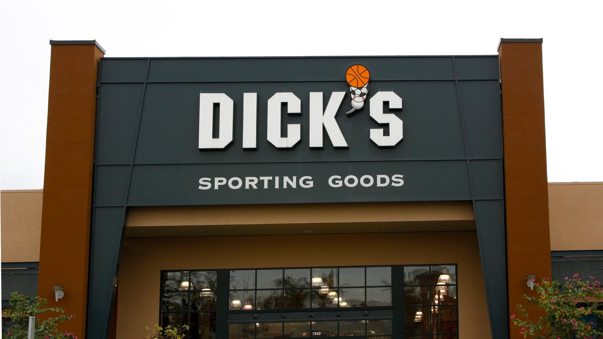 Dick's Sporting Goods storefront