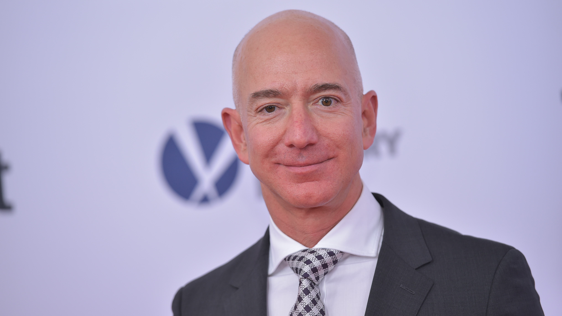 Amazon CEO Jeff Bezos arrives for the premiere of 'The Post' on December 14, 2017, in Washington, DC. / AFP PHOTO / Mandel NGAN (Photo credit should read MANDEL NGAN/AFP/Getty Images)