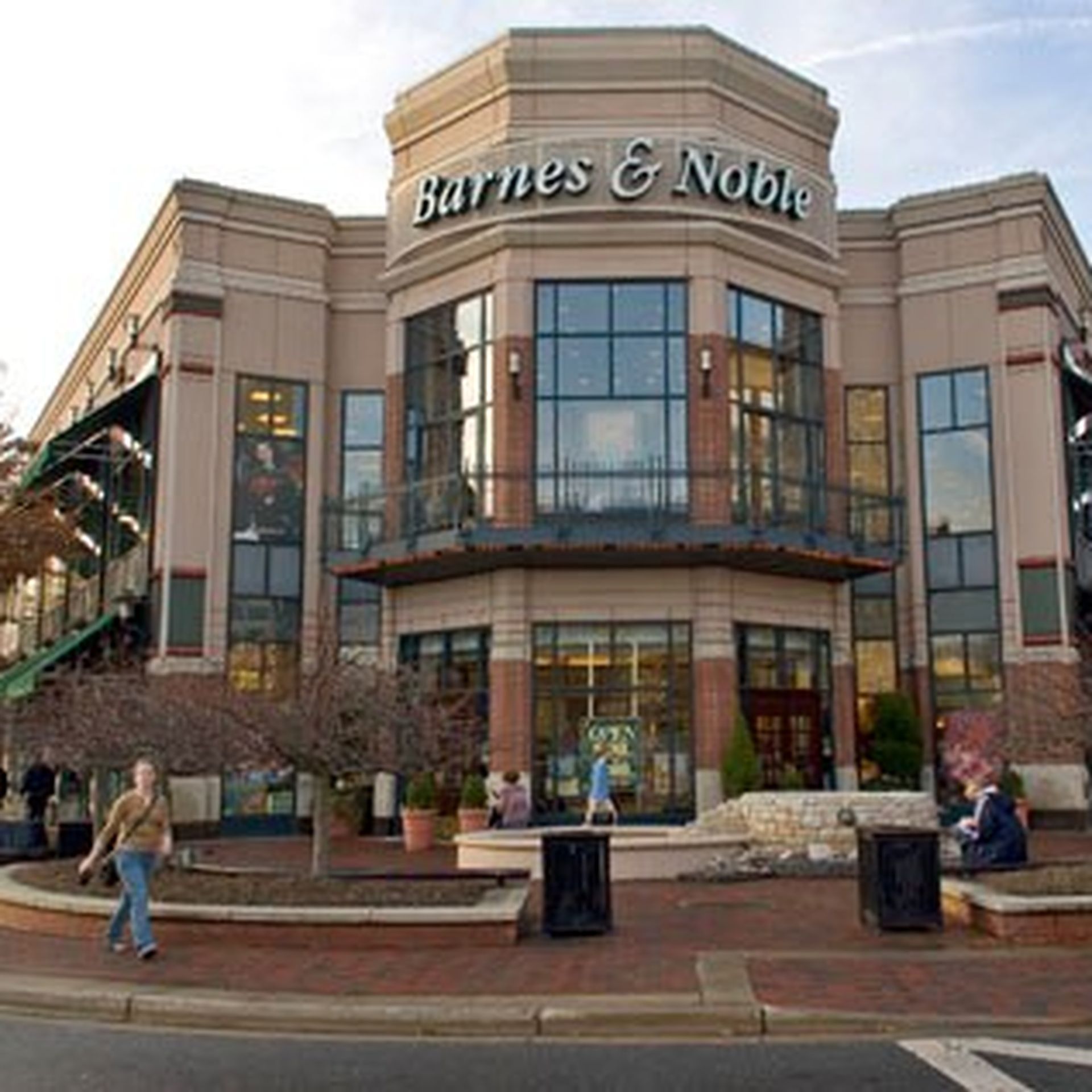 Bethesda Row, A small park in front of the Barnes & Noble b…